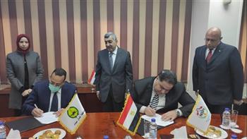 محافظ شمال سيناء يوقع عقدا مع الشركة الوطنية للصناعات البلاستيكية