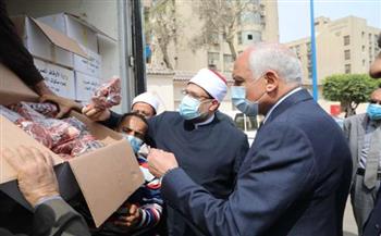 وزير الأوقاف ومحافظ الجيزة يشهدان توزيع 4 أطنان لحوم صكوك إطعام على الأسر المحتاجة
