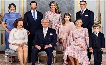 أفراد العائلة المالكة بالسويد يتألقون في صورة رسمية جديدة 