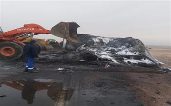 حريق يلتهم سيارة تحمل 120 طن بلاستيك على طريق غارب - الزعفرانة