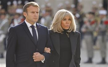 ماكرون وزوجته يدليان بصوتيهما في انتخابات الرئاسة الفرنسية (فيديو)