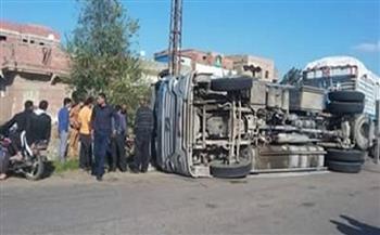 إصابة 15 شخصًا في انقلاب سيارة على "الإسكندرية الصحراوي"