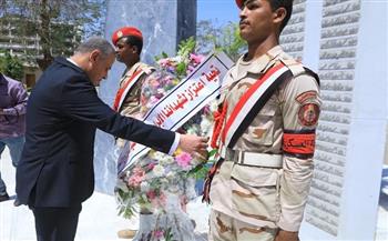 محافظ سوهاج يضع أكليلا من الزهور على النصب التذكاري للشهداء احتفالا بالعيد القومي