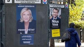 الفرنسيون يواصلون التصويت في الانتخابات الرئاسية وسط منافسة محتدمة بين ماكرون ولوبان
