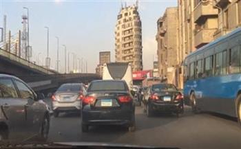 النشرة المرورية.. تباطؤ حركة السيارات بالطرق الرئيسية ومحاور القاهرة والجيزة 