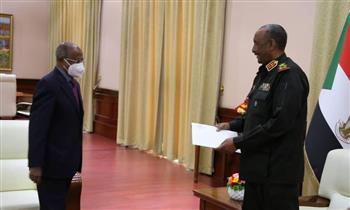 البرهان يتسلم رسالة خطية من الرئيس الإريتري تتعلق بالعلاقات الثنائية بين البلدين