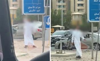 بالفيديو.. كويتي يرقص بسيجارة في نهار رمضان وسط الشارع ويثير الغضب