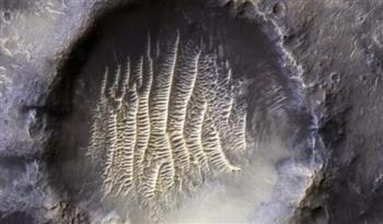 تشبه فوهة البركان.. ناسا تكشف عن صورة مذهلة لحفرة المريخ المخفية