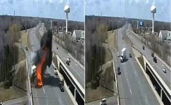 شاهد.. شاحنة تصطدم بحاجز جسر وتتحول إلى كرة من اللهب (فيديو)