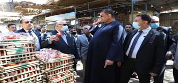 محافظ القاهرة يتعرف على الأسعار والمشكلات التي تواجه التجار بسوق ساحل أثر النبي