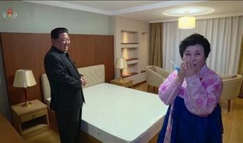 شاهد.. رد فعل المذيعة الباليستية بعدما أهداها زعيم كوريا الشمالية منزلا فاخرا