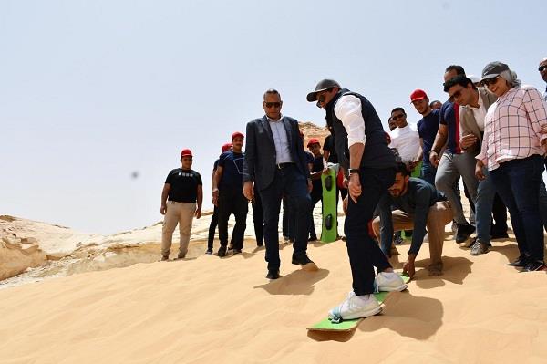 وزير الرياضة يشهد مسابقات التزلج على الرمال في مستهل زيارته للواحات البحرية