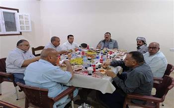 رئيس مدينة سفاجا يشارك مشايخ قرية «النصر 85» حفل إفطار جماعي