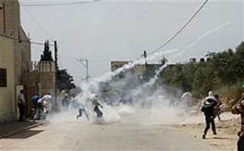  إصابة عشرات العمال الفلسطينيين بالاختناق بغاز الاحتلال في جنين