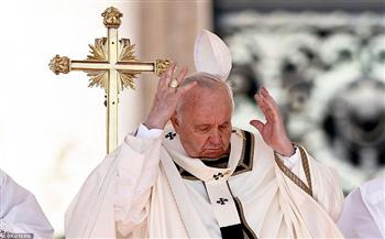 تطاير قبعة بابا الفاتيكان أثناء كلمته في قداس عيد الفصح 