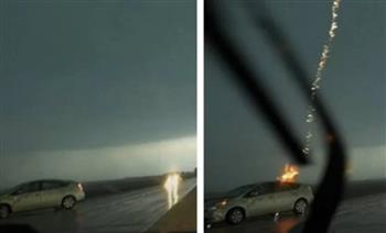 مشهد لعاصفة رعدية تضرب سيارة أثناء سيرها (فيديو)