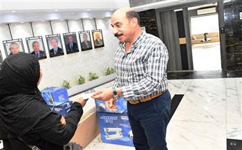 محافظ أسوان يوزع مساعدات مبادرة «الناس لبعضهم»