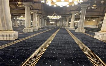 مسجد الإمام الحسين يتزين لاستقبال المصلين في التراويح الليلة |صور