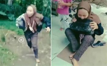 رد فعل "غير عادي" لطفلة إندونيسية بعدما فاجأتها أمها بهدية بمناسبة رمضان.. فيديو