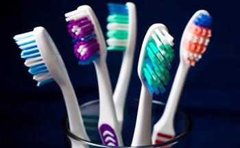 مفاجأة مذهلة.. سيدة تكشف سر الشعيرات الملونة في فرشاة الأسنان  