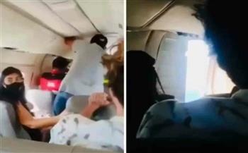 رد فعل لا يصدق من ركاب طائرة فتحت أبوابها وهي مُعلقة في السماء (فيديو)
