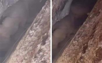 شاب يعلق داخل فتحة ضيقة بين هضبتين في السعودية (فيديو)