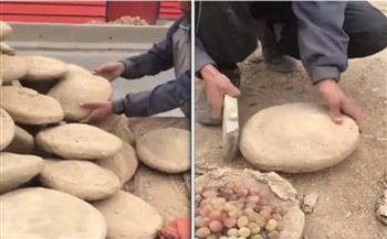 طريقة شعبية غريبة في أفغانستان لحفظ العنب طازجًا (فيديو)