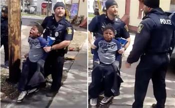 مشهد يفطر القلب.. القبض على طفل أمريكي بتهمة سرقة كيس شيبسي (فيديو)