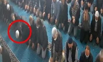 حُسن الخاتمة.. وفاة تركي أثناء صلاة التروايح بالمسجد (فيديو)