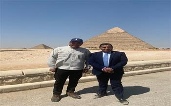 وزير الدولة البريطاني لشئون شمال إفريقيا يزور الأهرامات