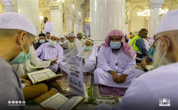 حلقات المسجد الحرام وجهة لطلاب العلم خلال شهر رمضان 