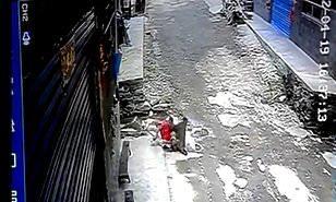 إنقاذ فتاة في عمر ثلاث سنوات من هجوم قرد وسط الطريق (فيديو) 