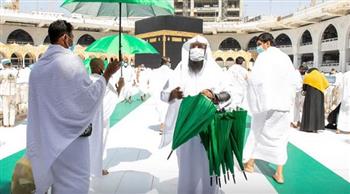 "شؤون الحرمين" توزّع 7000 مظلة بالمسجد الحرام