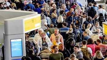 إلغاء وتأجيل عشرات الرحلات الجوية بسبب إضراب في مطار أمستردام