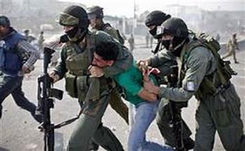 الاحتلال يعتقل خمسة فلسطينيين من الضفة