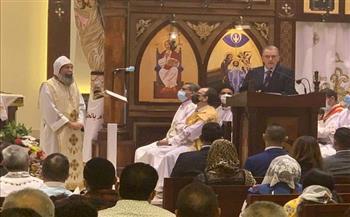 سفير مصر لدى سلطنة عُمان يشارك في قداس عيد القيامة المجيد