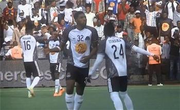 جماهير مازيمبي تقتحم ملعب المباراة وتحاول الاعتداء على لاعبي بيراميدز (فيديو)