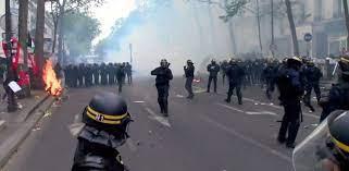 فرنسا: الشرطة تستخدم الغاز المسيل للدموع لتفريق المتظاهرين عقب إعلان فوز ماكرون بالرئاسة
