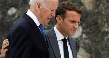 بايدن يهنئ ماكرون على إعادة انتخابه لولاية ثانية ويصف فرنسا بأنها أقدم حليف لبلاده