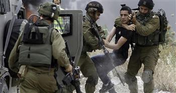 قوات الاحتلال تعتقل 12 فلسطينيًا من محافظة الخليل