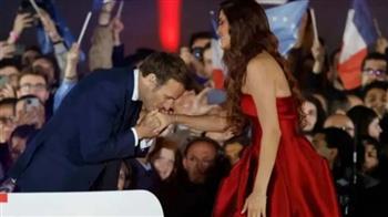 بالفيديو: الرئيس الفرنسي يقبل يد مطربة مصرية أحيت حفل فوزه بالانتخابات