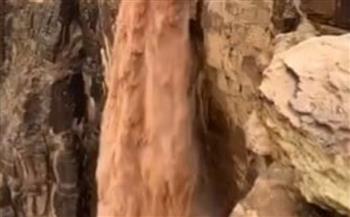 مشاهد مذهلة .. منظر بديع لتدفق المياه أعلى الشلالات في السعودية (فيديو)