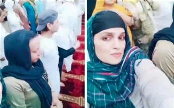مشهد غريب.. نساء يتقدمن صفوف الرجال أثناء الصلاة داخل المسجد (فيديو)