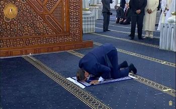 الرئيس السيسي يؤدي صلاة «تحية المسجد» بالحسين