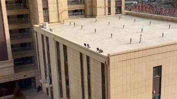 شقاوة عيال.. أطفال يتزلجون على سطح مبنى صيني يثيرون الغضب (فيديو)