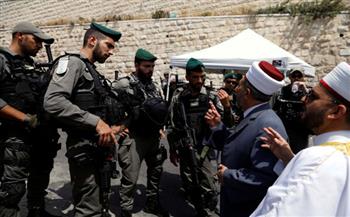 سلطات الاحتلال تُبعد 16 فلسطينيًا عن الأقصى