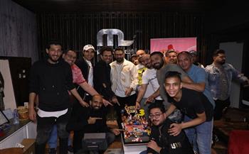 فريق عمل «كريزي تاكسي» يحتفل بنجاحه بحضور المنتج مصطفى السويفي