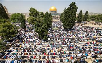 160 ألف فلسطيني يؤدون صلاة الجمعة الأخيرة من رمضان في رحاب الأقصى
