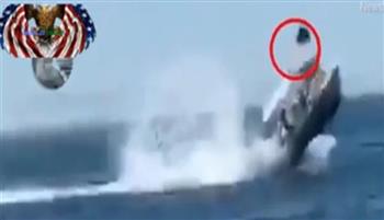 بشكل مخيف.. حوت ضخم يقذف مجموعة سيّاح من قاربهم وسط المحيط (فيديو)