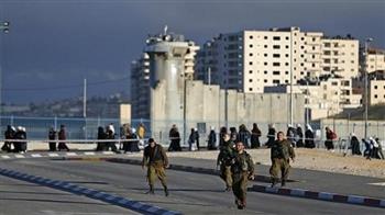 قوات الاحتلال تعتقل عشرة شبان على حاجز قلنديا شمال القدس